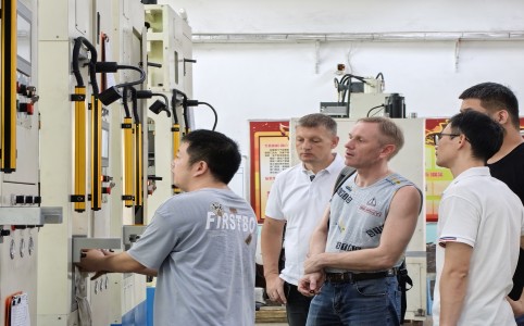 磁性材料生產(chǎn)利器 —釹鐵硼粉末伺服成型機(jī)
