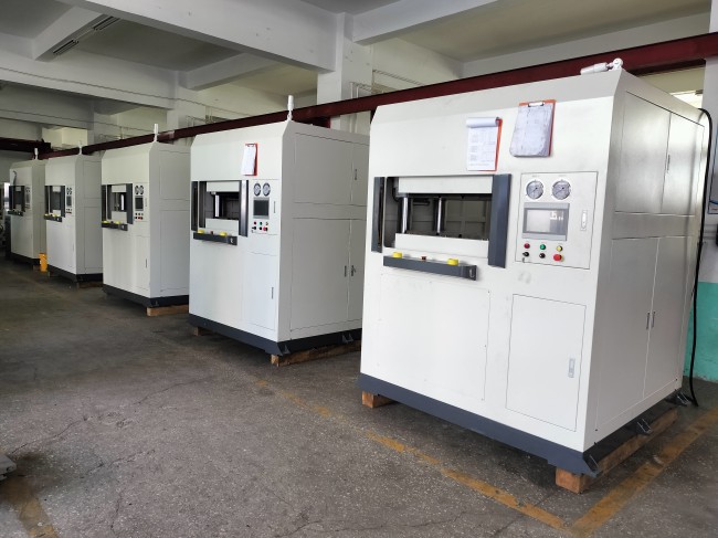 碳纖維熱壓成型機(jī)在新能源汽車、鋰電池、光伏產(chǎn)業(yè)的應(yīng)用